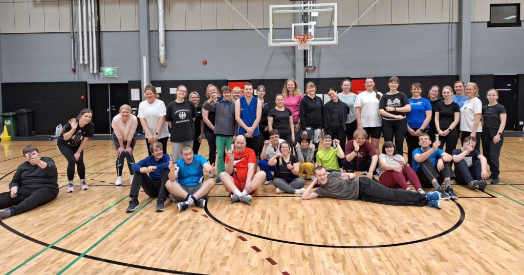 19. aprillil toimus TÜ spordihoones Eriolümpia täiskasvanud sportlaste liikumispäev Tartu Ülikooli üliõpilastega. Päeva alustasime ühiste soojendusmängude ja te